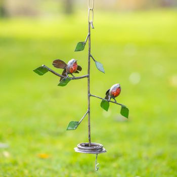 Metalen tuinbeeld van een roodborst, gemaakt door een Afrikaanse kunstenaar. 