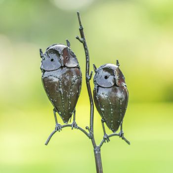 Metalen tuinbeeld van een uil, gemaakt door een Afrikaanse kunstenaar. 