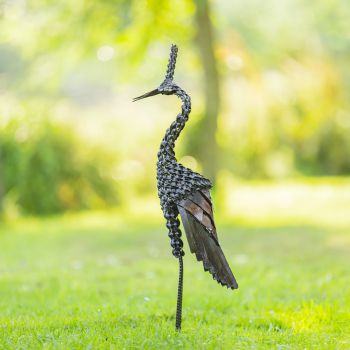 Metalen tuinbeeld van een kroonkraanvogel, gemaakt door een Afrikaanse kunstenaar. 