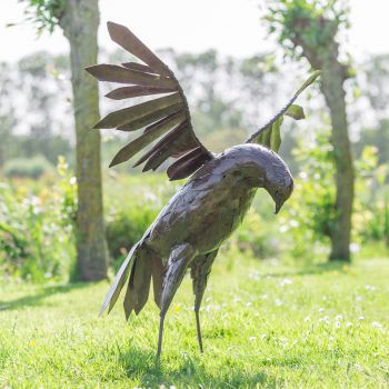 Metalen tuinbeeld van een arend, gemaakt door een Afrikaanse kunstenaar. 