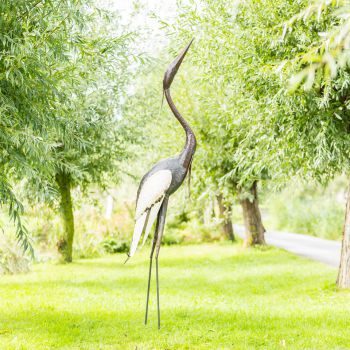 Metalen tuinbeeld van een reiger, gemaakt door een Afrikaanse kunstenaar. 
