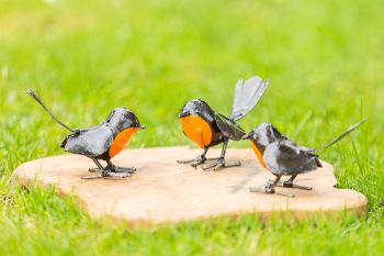 Metalen tuinbeeld van een drie Roodborsten, gemaakt door een Afrikaanse kunstenaar. 