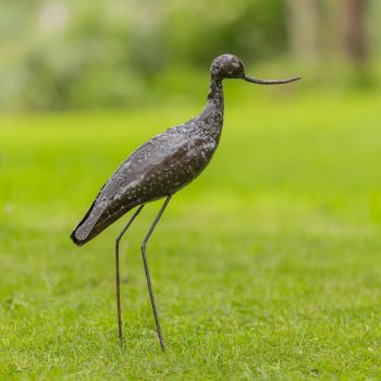 Metalen tuinbeeld van een kluut, gemaakt door een Afrikaanse kunstenaar. 