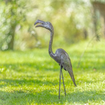 Metalen tuinbeeld van een flamingo, gemaakt door een Afrikaanse kunstenaar. 