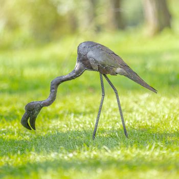 Metalen tuinbeeld van een flamingo, gemaakt door een Afrikaanse kunstenaar. 