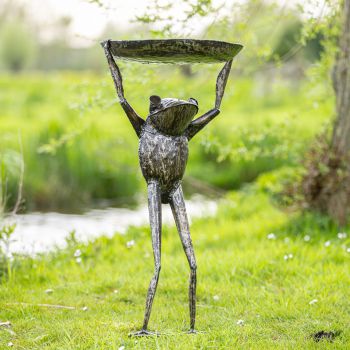 Metalen tuinbeeld van een kikker waterschaal, gemaakt door een Afrikaanse kunstenaar. 