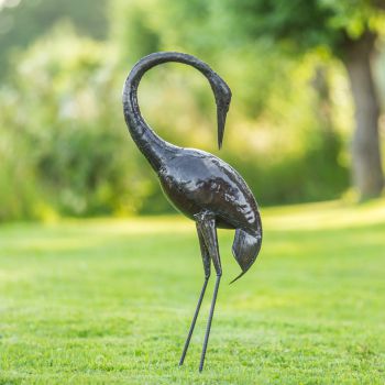 Metalen tuinbeeld van een paradijskraanvogel, gemaakt door een Afrikaanse kunstenaar. 