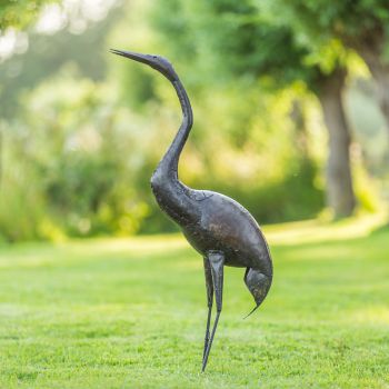 Metalen tuinbeeld van een paradijskraanvogel, gemaakt door een Afrikaanse kunstenaar. 