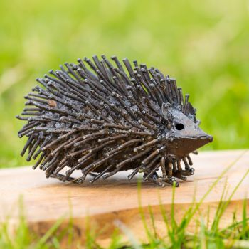 Metalen tuinbeeld van een egel, gemaakt door een Afrikaanse kunstenaar. 