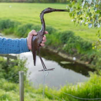 Metalen vogels blijven beter staan met een tentharing om de poten