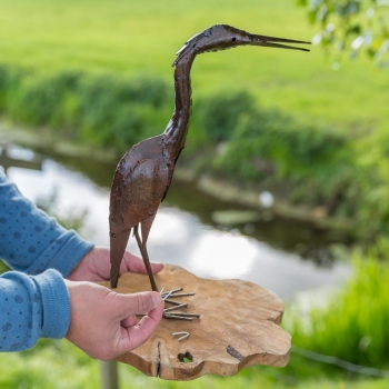 Metalen vogels zijn ook op hout makkelijk te bevestigen met een paar krammen