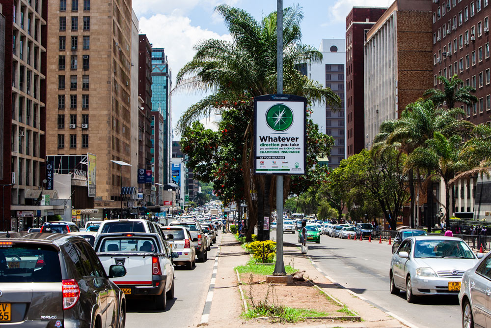 Drukke straat in Harare de hoofdstad van Zimbabwe