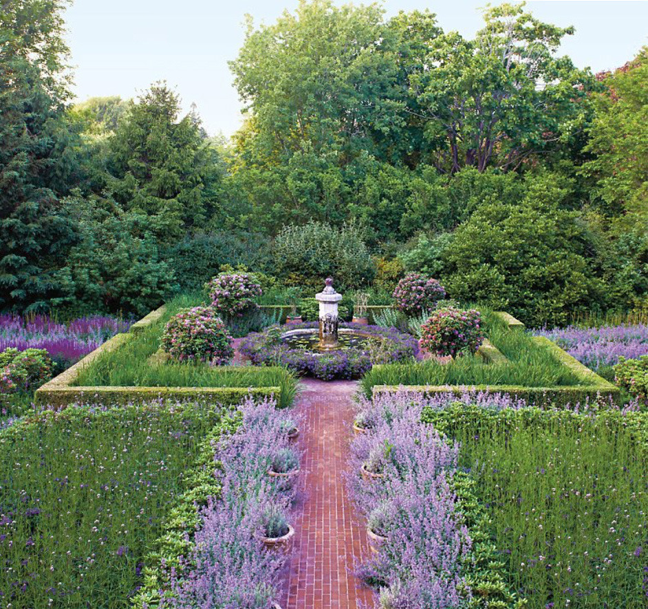 In deze romantische tuin gaat alle aandacht naar de waterpartij in het midden