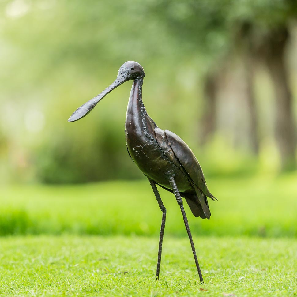 Metalen tuinbeeld van een lepelaar, gemaakt door een Afrikaanse kunstenaar. Lepelaar