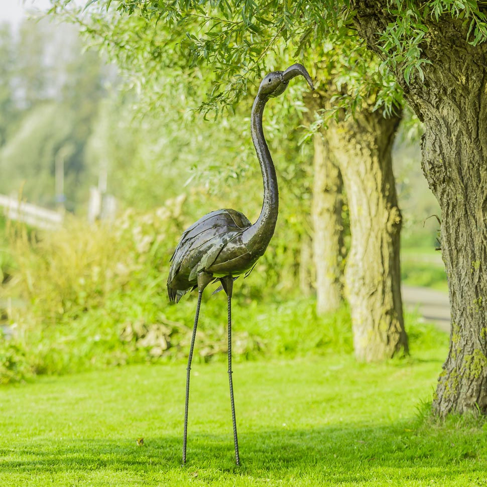 Metalen flamingo in tuin - Mooievogels.nl