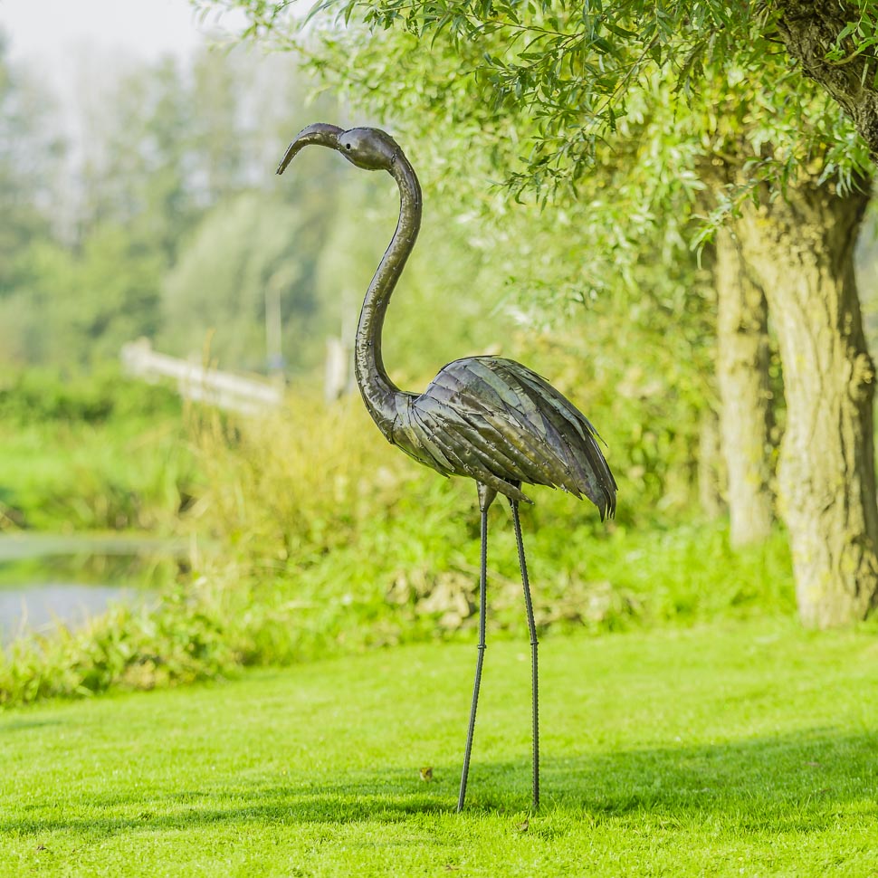 Metalen flamingo in tuin - Mooievogels.nl