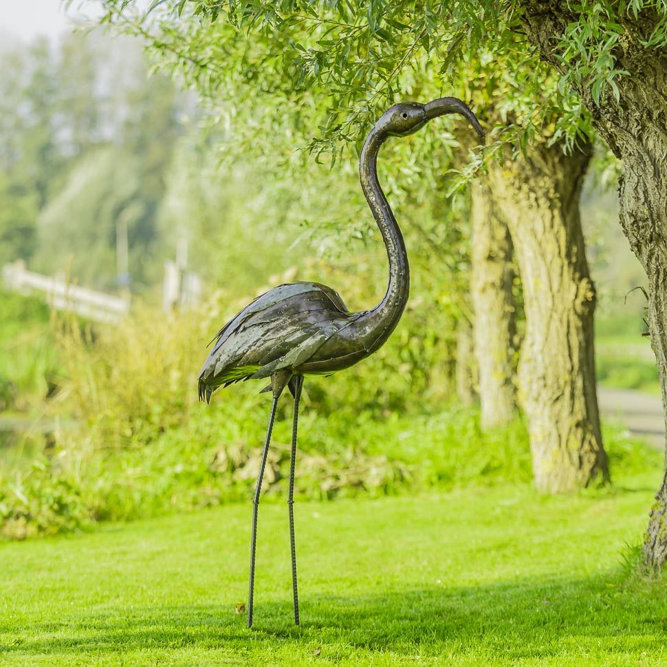 Metalen flamingo in tuin - Mooievogels.nl