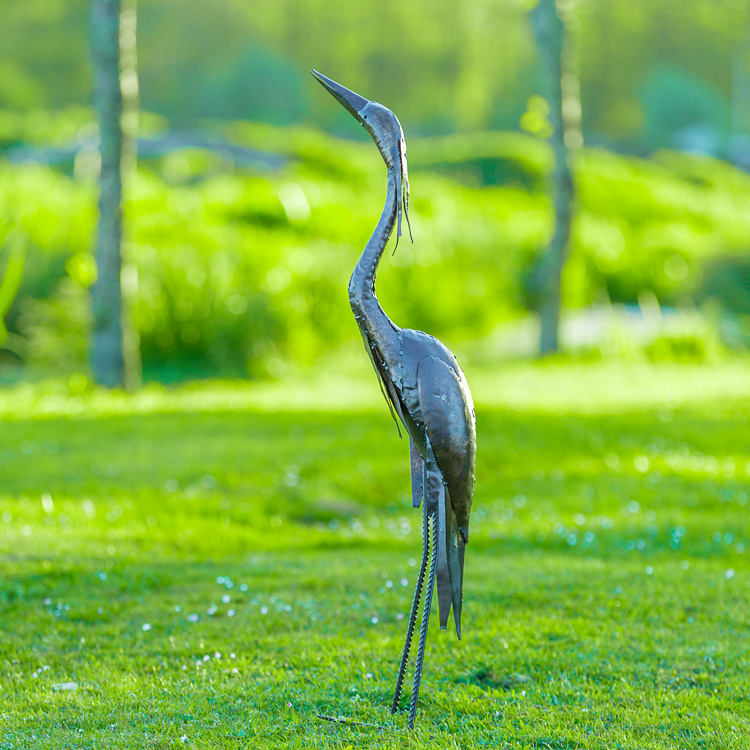Metalen tuinbeeld van een reiger, gemaakt door een Afrikaanse kunstenaar. Reiger