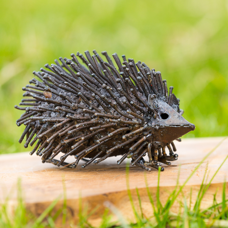 Metalen tuinbeeld van een egel, gemaakt door een Afrikaanse kunstenaar. Egel
